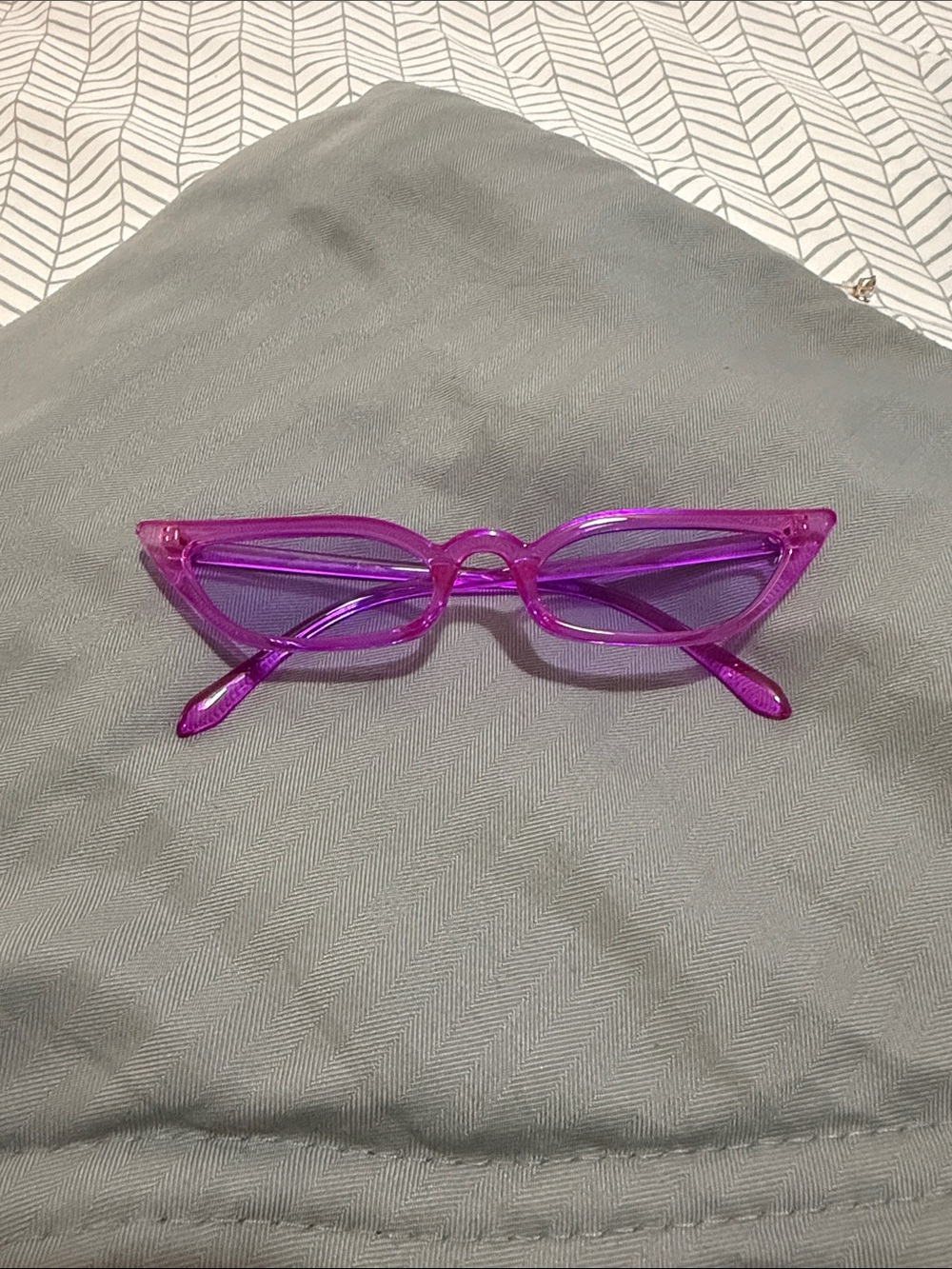 Chic Black Cat-Eye Sunglasses